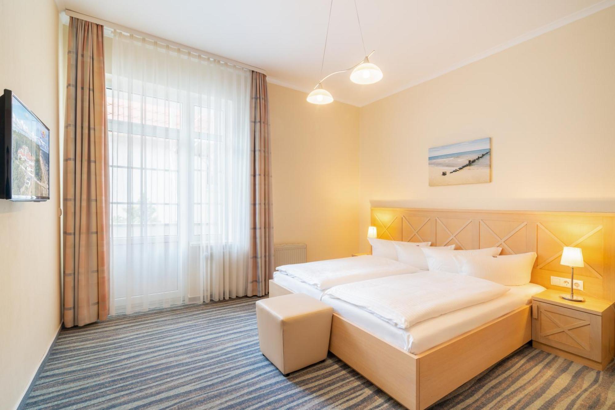 Strandhotel Seerose Kolpinsee Exterior photo